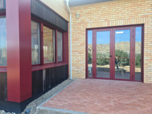 Ventanas y puerta de aluminio en color rojo